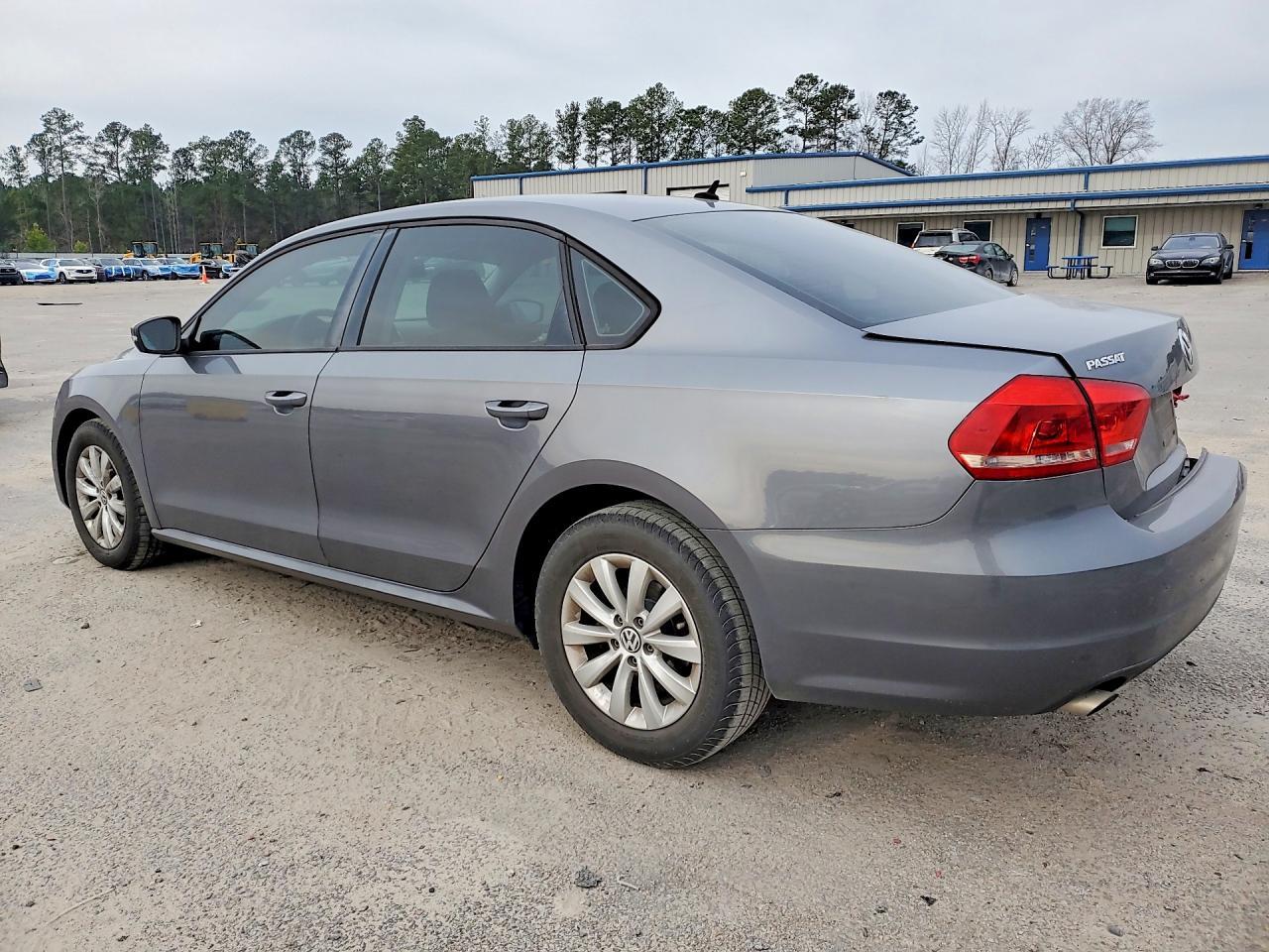 2013 Volkswagen Passat S - Фото 2