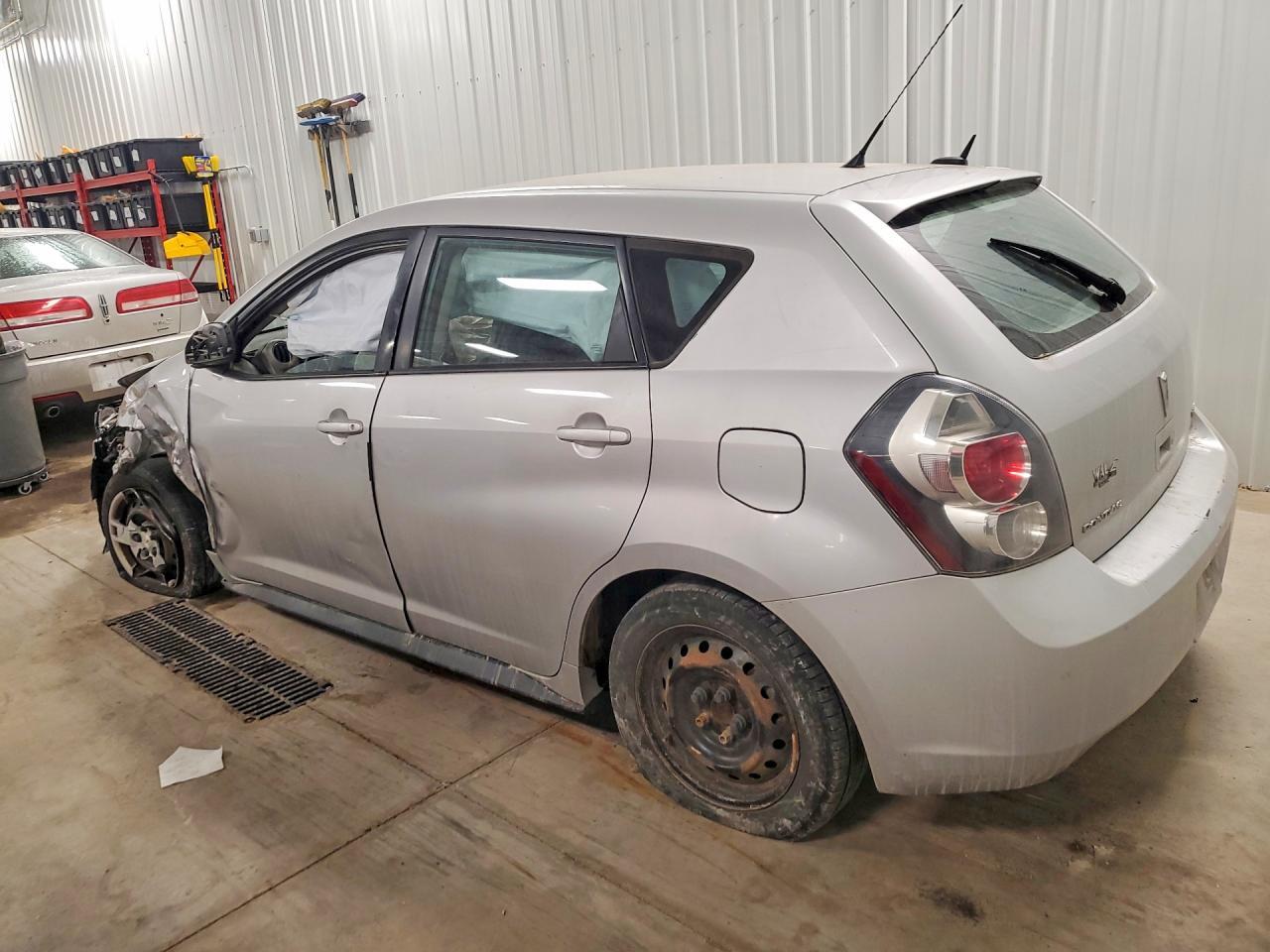 2010 Pontiac Vibe - Фото 2
