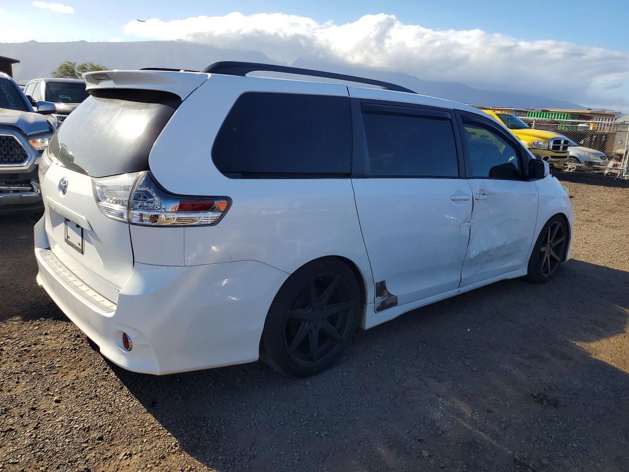 2011 Toyota Sienna Sport - Фото 3
