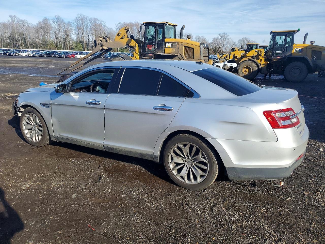 2015 Ford Taurus Limited - Фото 2