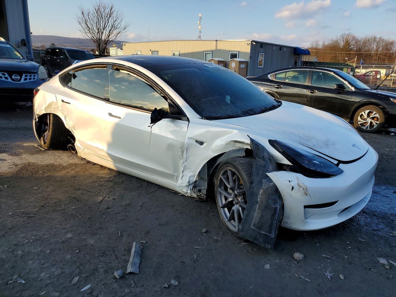 2023 Tesla Model 3 - Фото 4