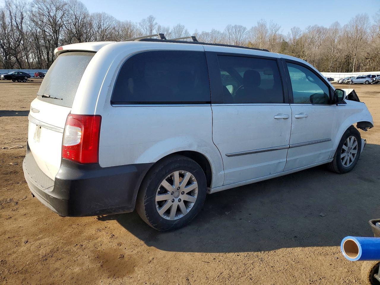 2016 Chrysler Town & Country Touring - Image 3