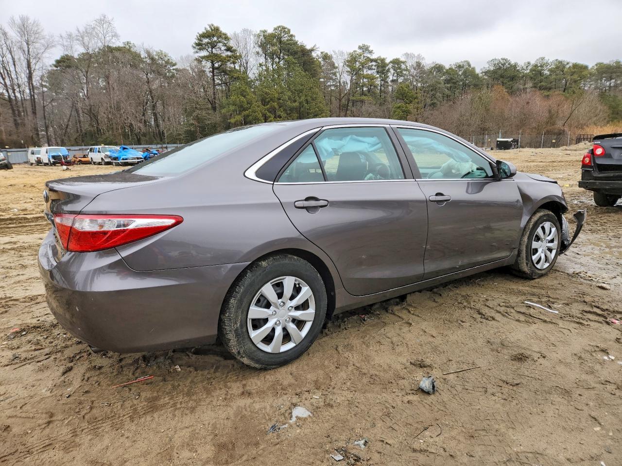 2016 Toyota Camry Le - Фото 3