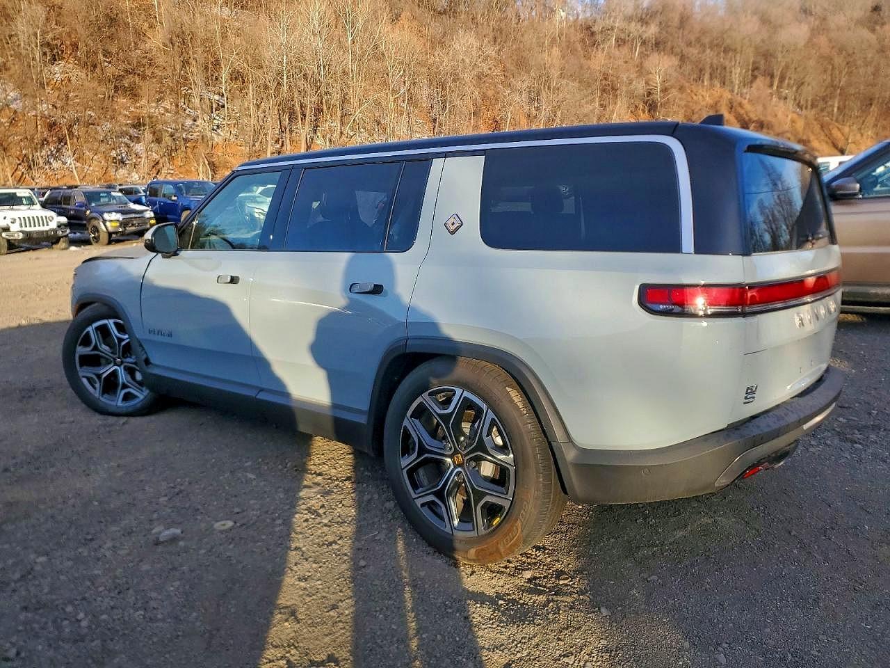 2025 Rivian R1S Adventure - Фото 2