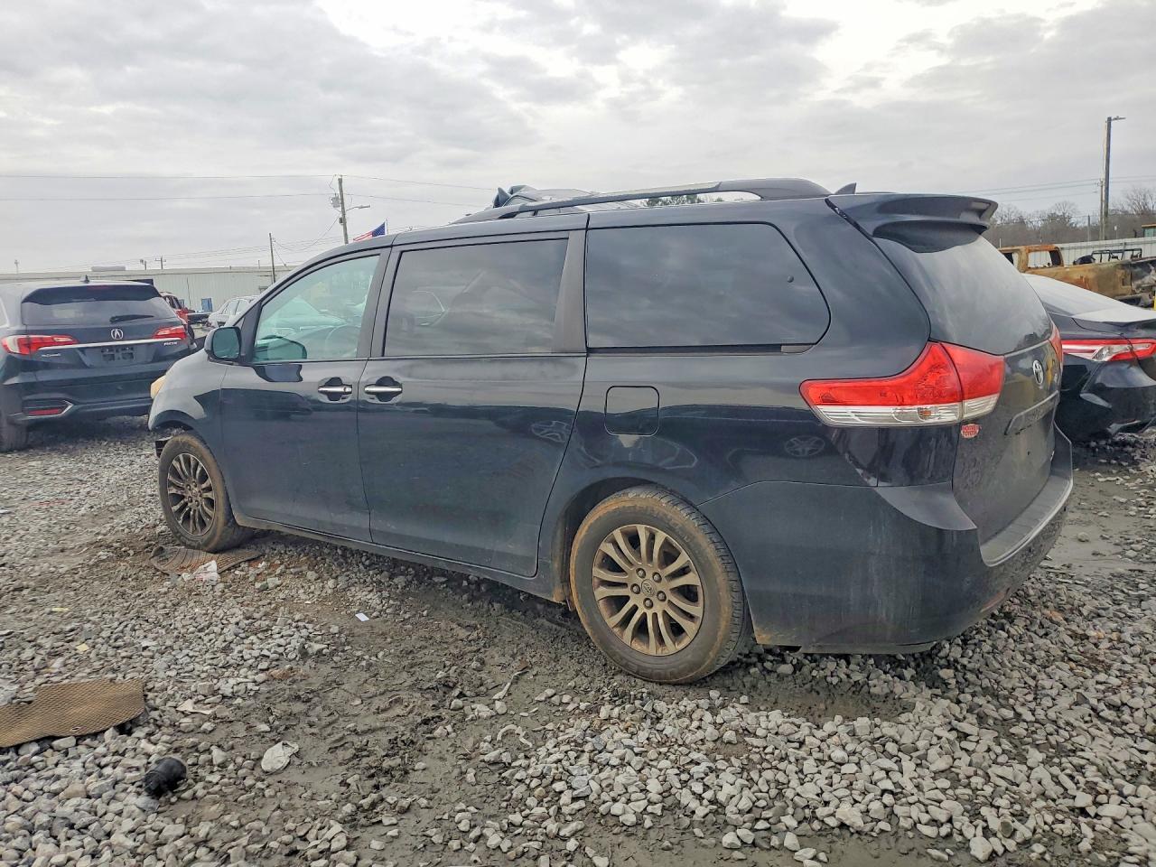 2013 Toyota Sienna Xle - Фото 2