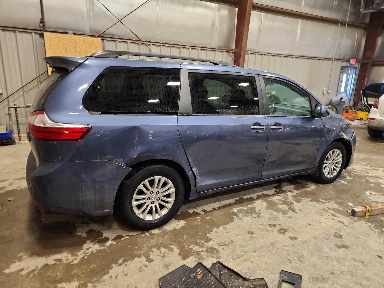 2015 Toyota Sienna Xle - Фото 3