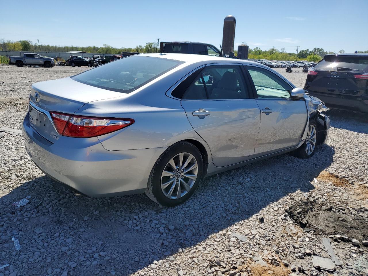 2016 Toyota Camry Le - Фото 3