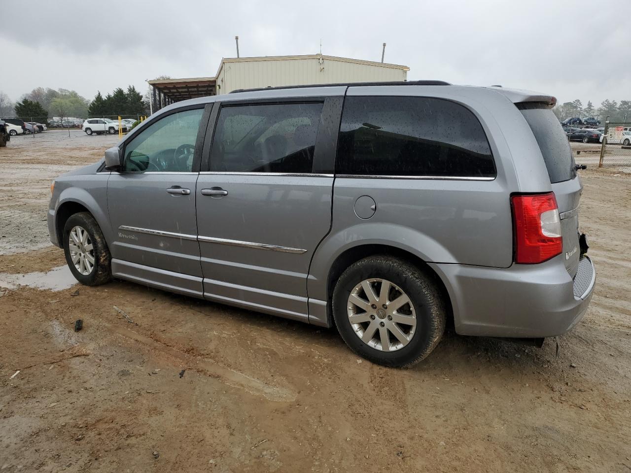 2015 Chrysler Town & Country Touring - Фото 2