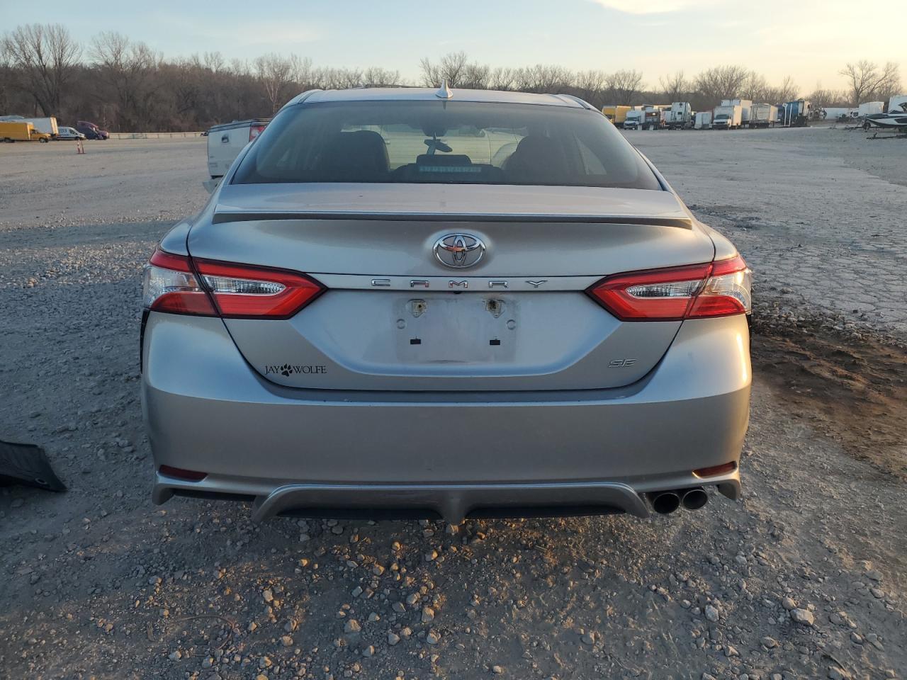 2020 Toyota Camry Se - Фото 6