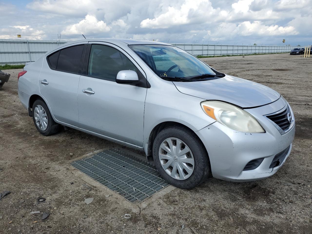 2014 Nissan Versa S - Фото 4