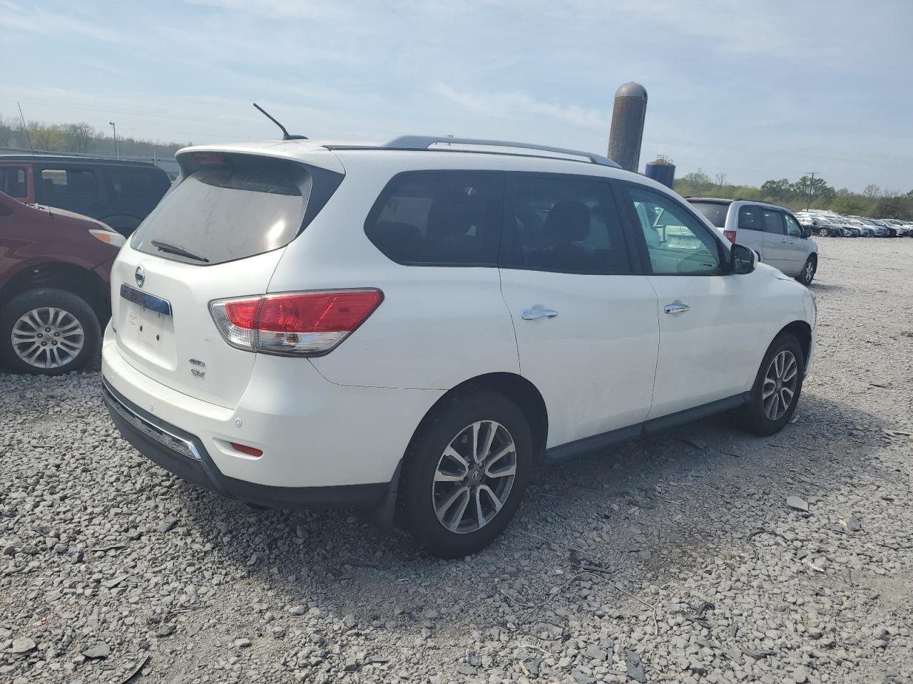 2013 Nissan Pathfinder S - Image 3