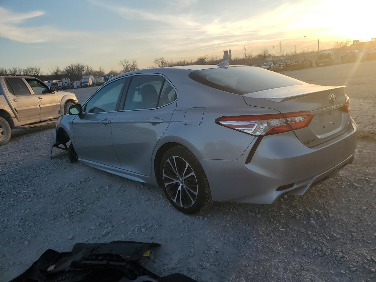 2020 Toyota Camry Se - Фото 2