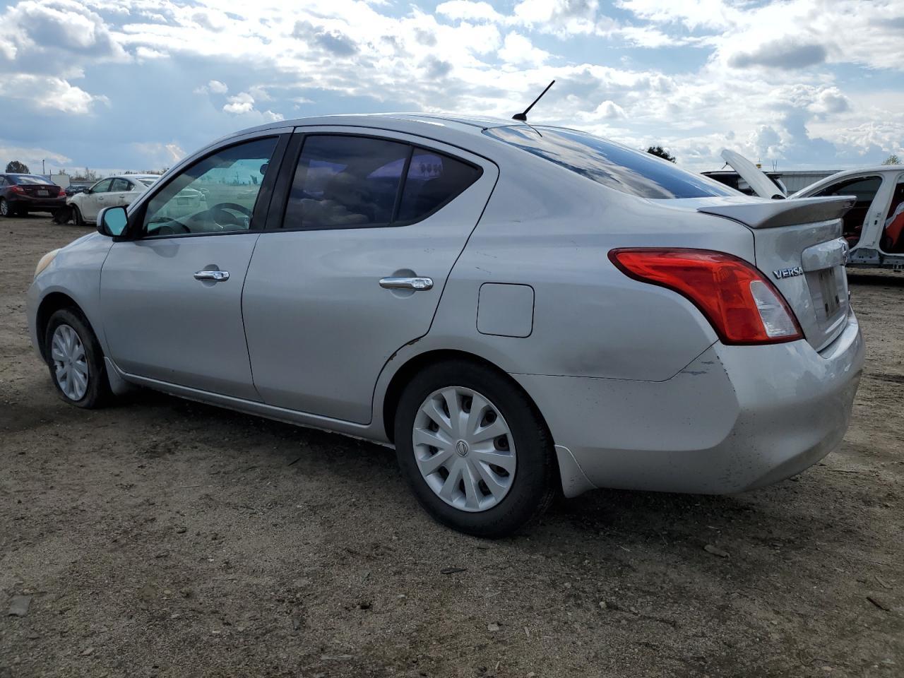 2014 Nissan Versa S - Фото 2