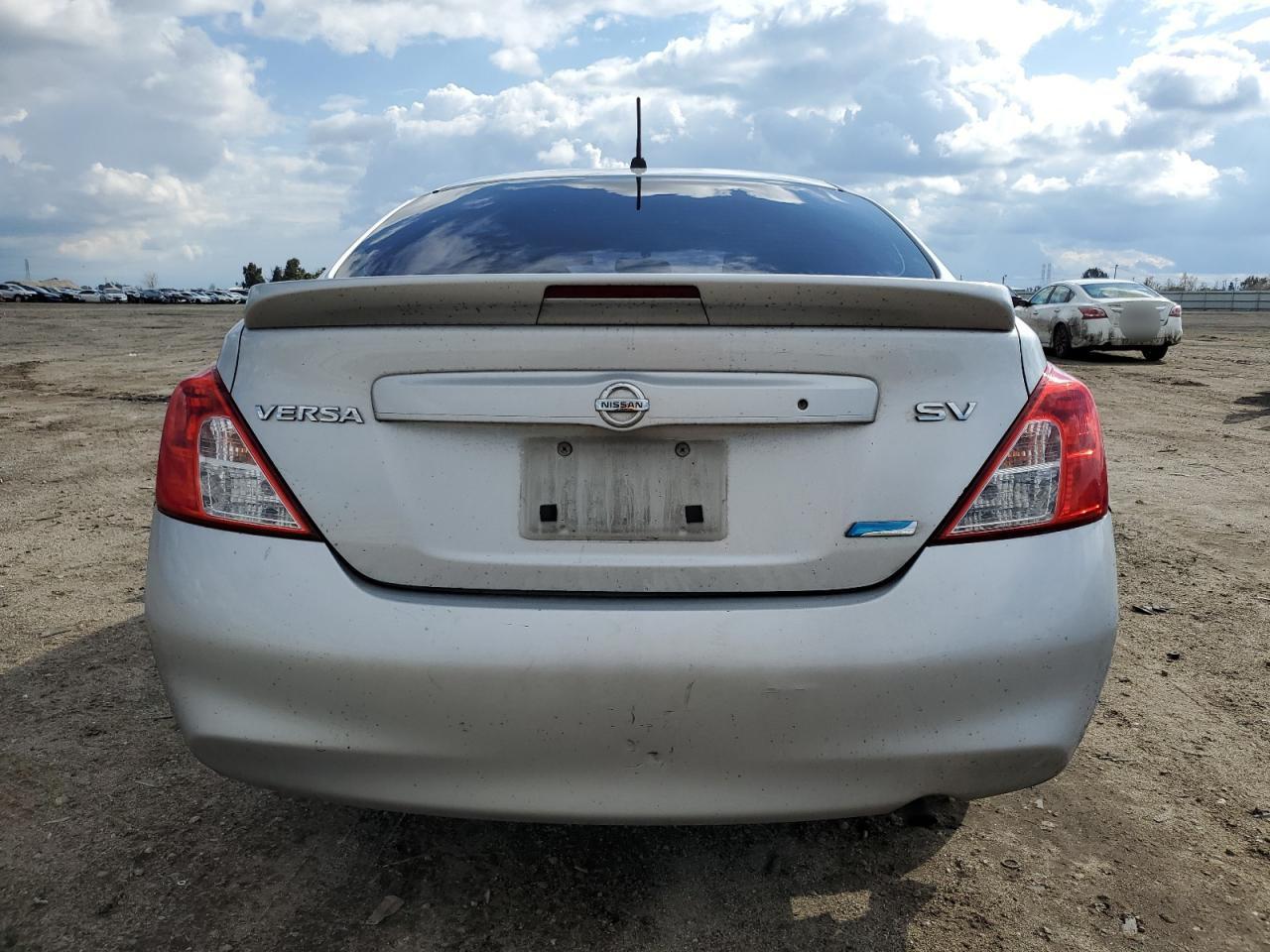 2014 Nissan Versa S - Фото 6