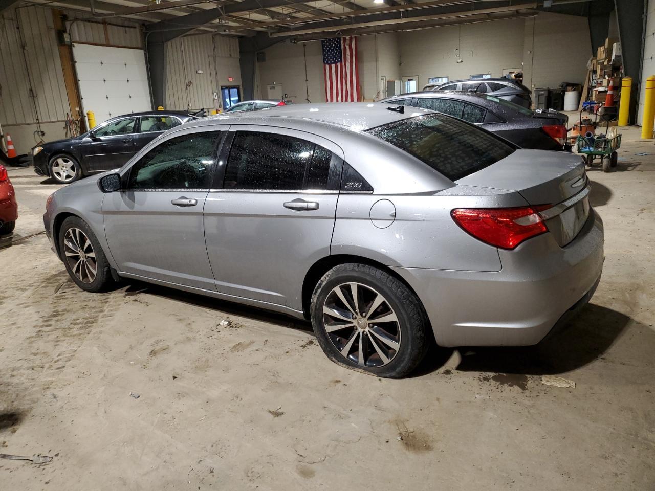 2013 Chrysler 200 Touring - Фото 2