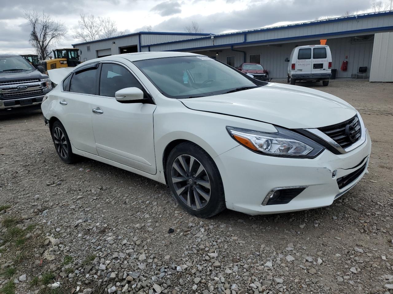 2017 Nissan Altima 2.5 - Image 4