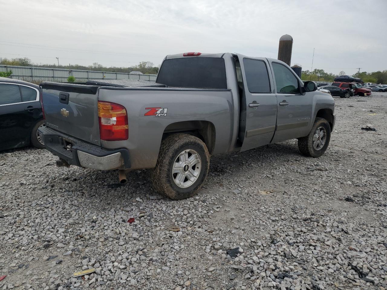 2007 Chevrolet Silverado K1500 Crew Cab - Image 3