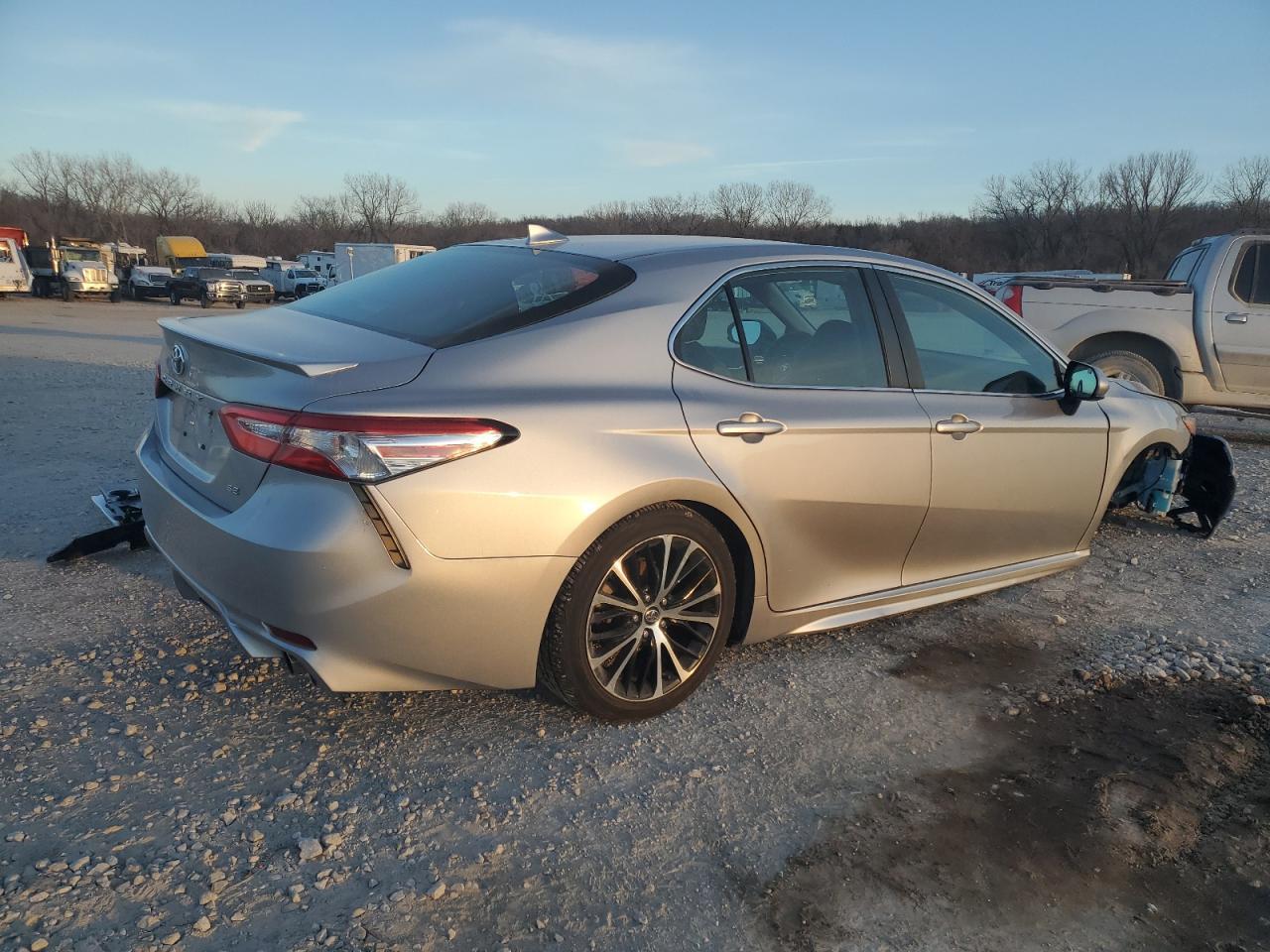 2020 Toyota Camry Se - Фото 3