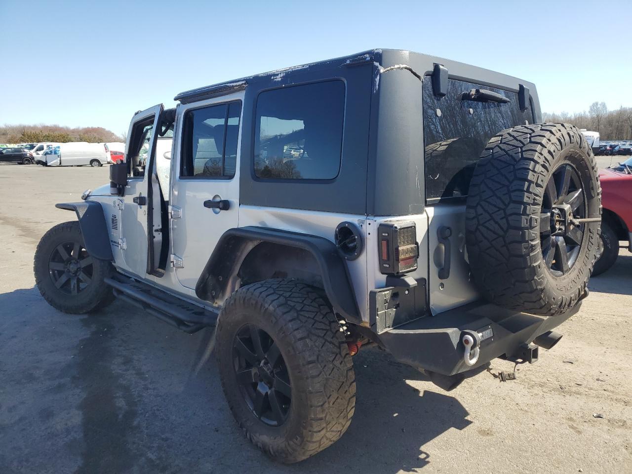 2007 Jeep Wrangler Sahara - Image 2