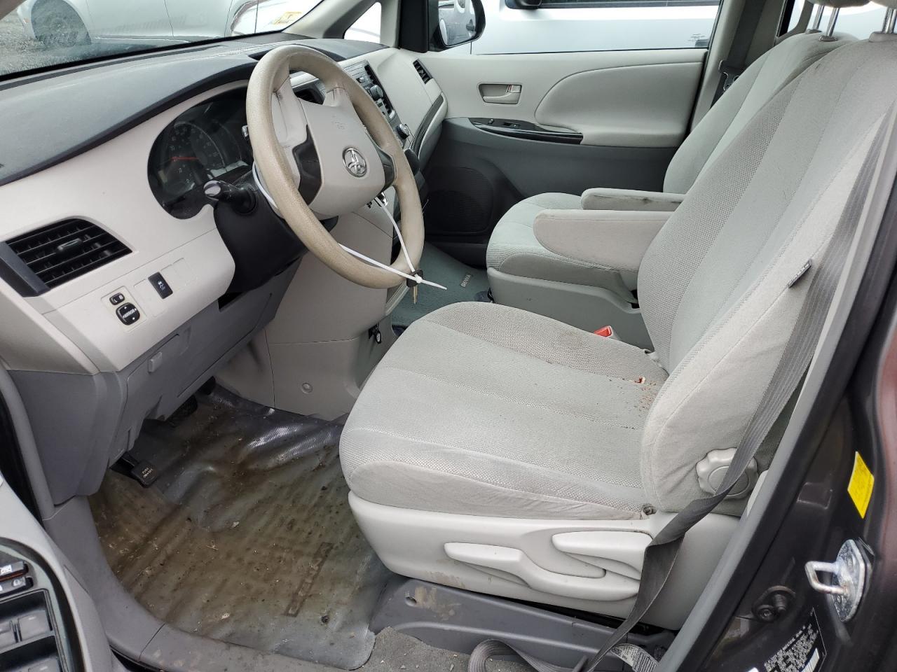 2011 Toyota Sienna - Фото 7