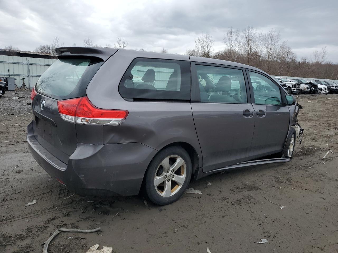 2011 Toyota Sienna - Фото 3