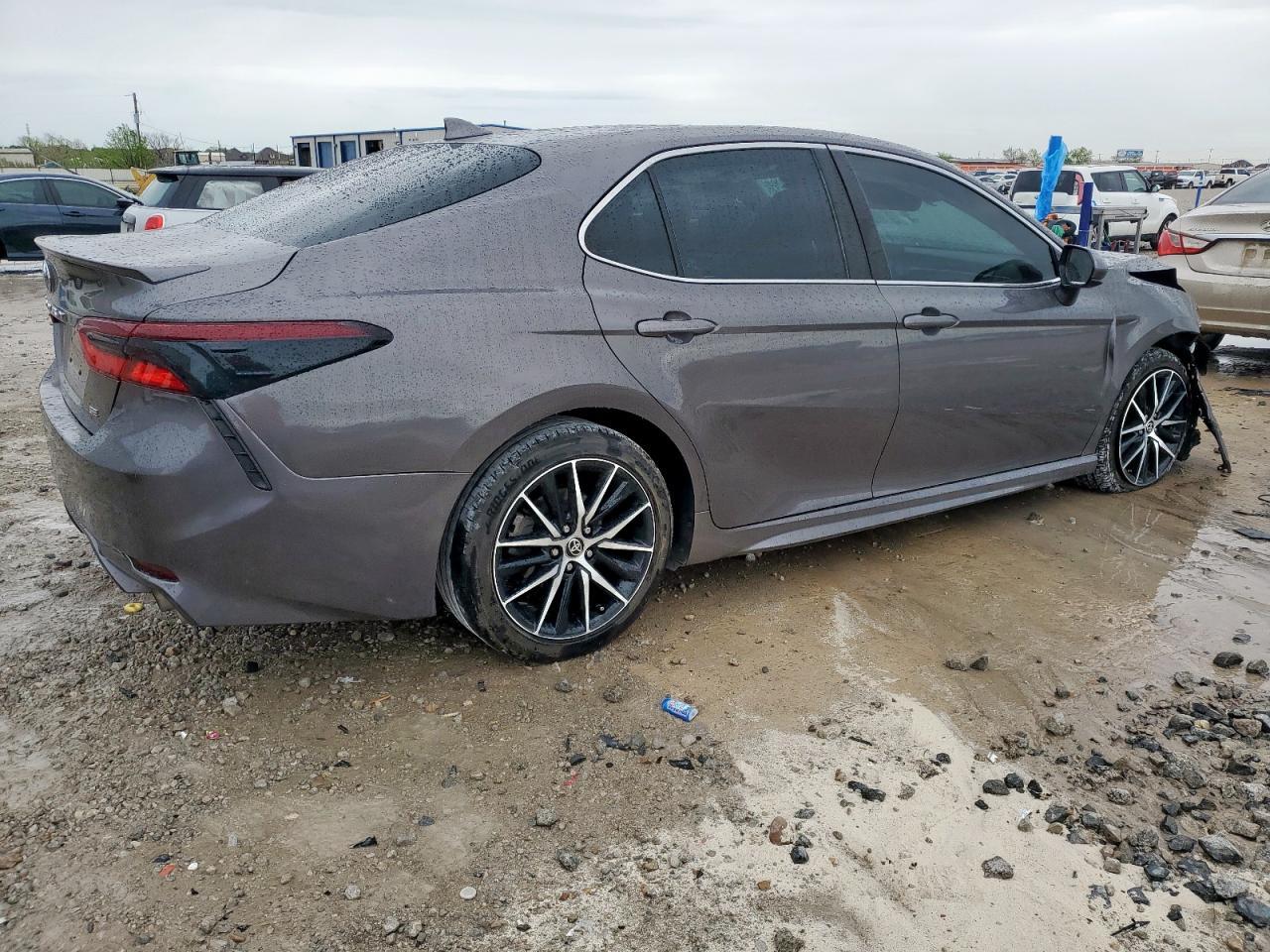 2021 Toyota Camry Se - Фото 3