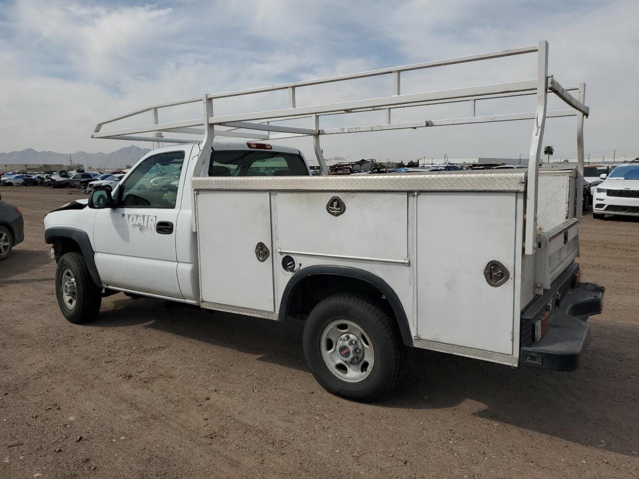 2005 GMC Sierra C2500 Heavy Duty - Image 2