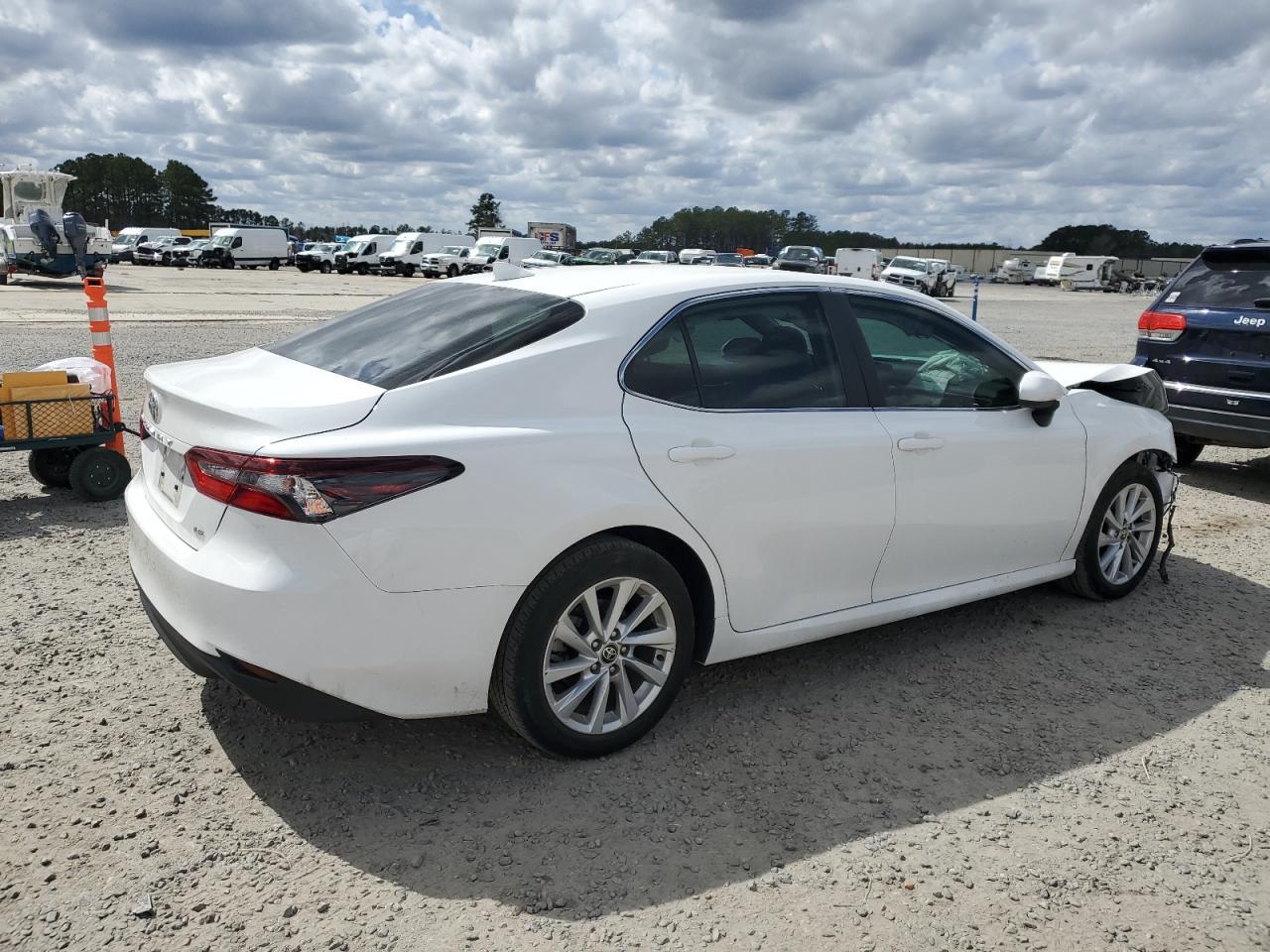 2023 Toyota Camry Le - Фото 3