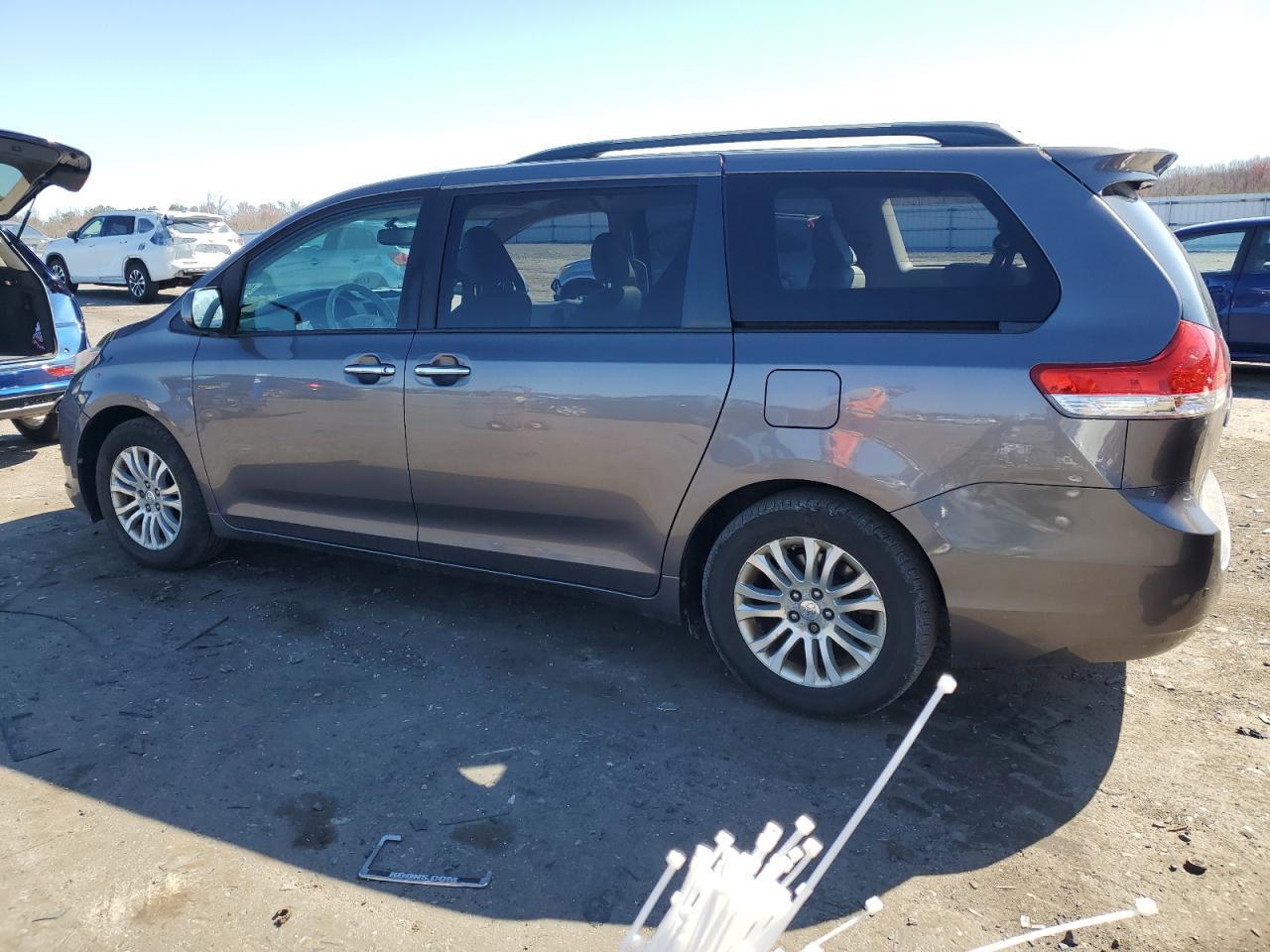 2011 Toyota Sienna Xle - Image 2
