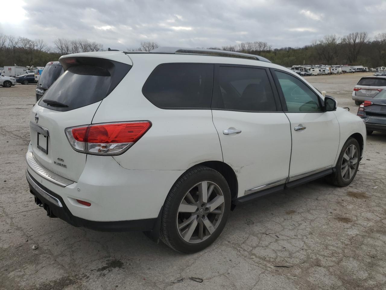 2015 Nissan Pathfinder S - Image 3