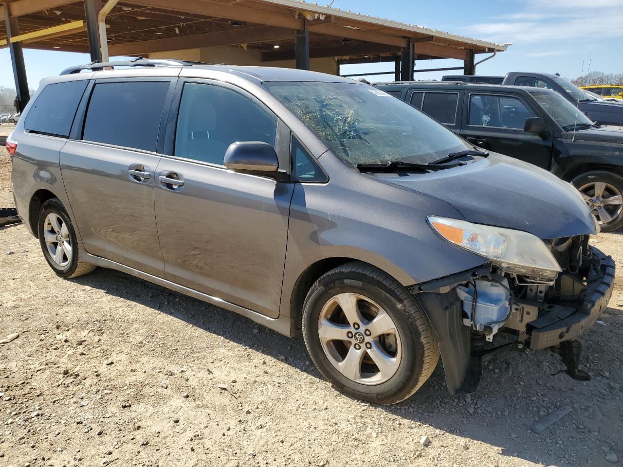 2018 Toyota Sienna Le - Image 4