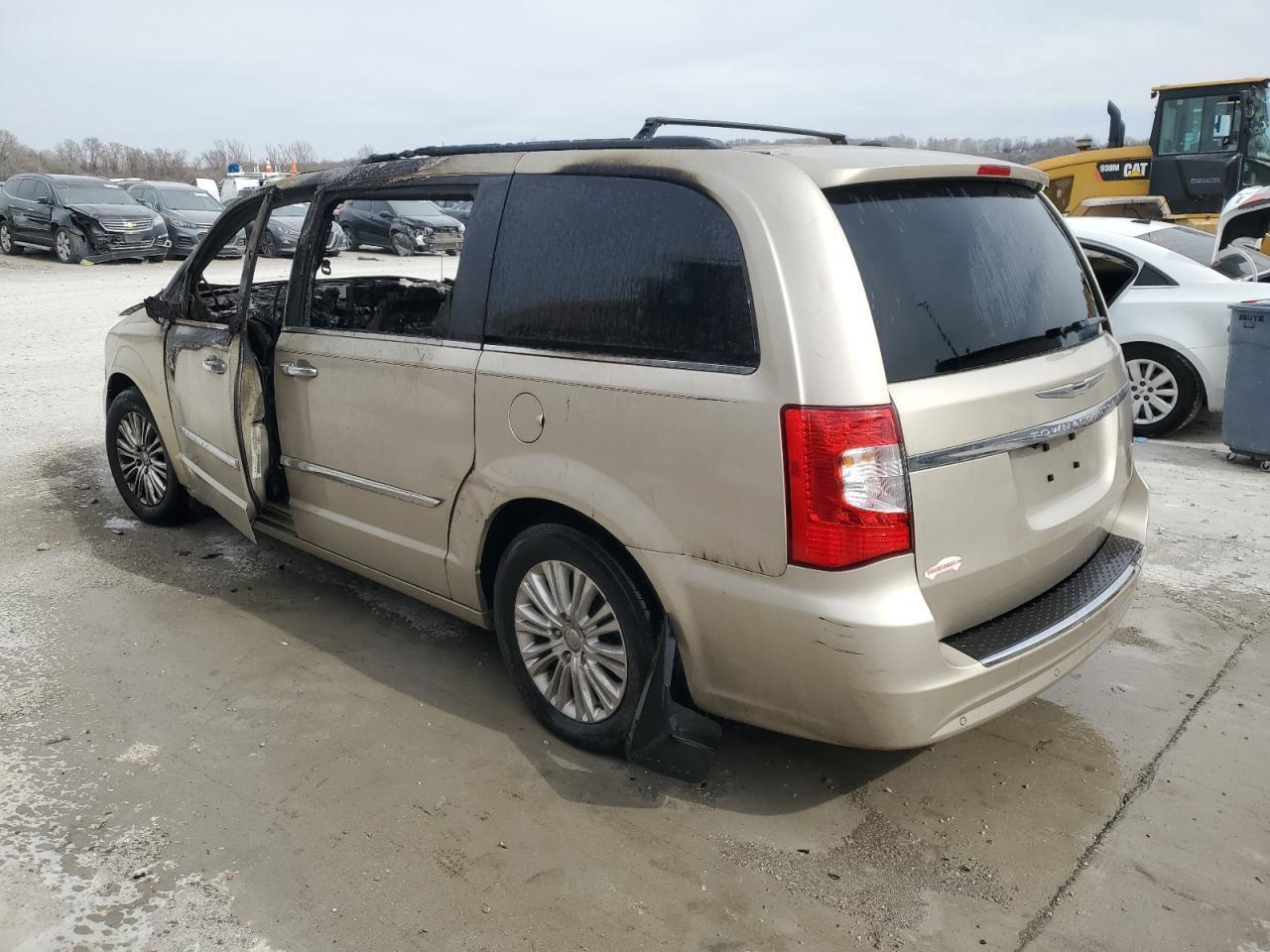 2013 Chrysler Town & Country Touring L - Фото 2