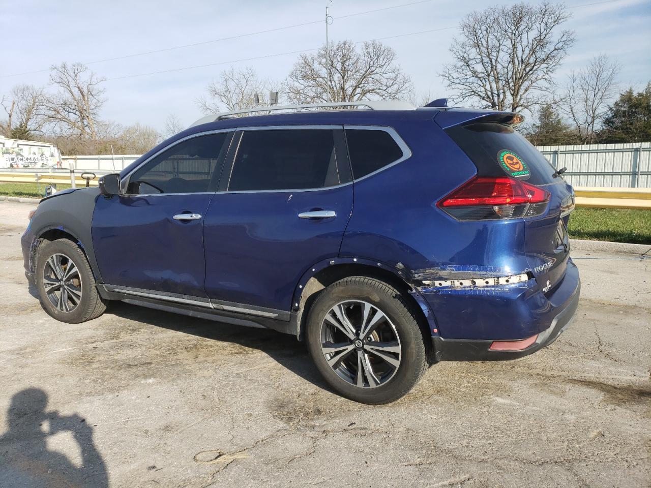 2017 Nissan Rogue Sv - Image 2