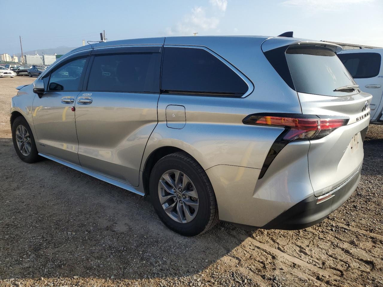 2021 Toyota Sienna Le - Фото 2