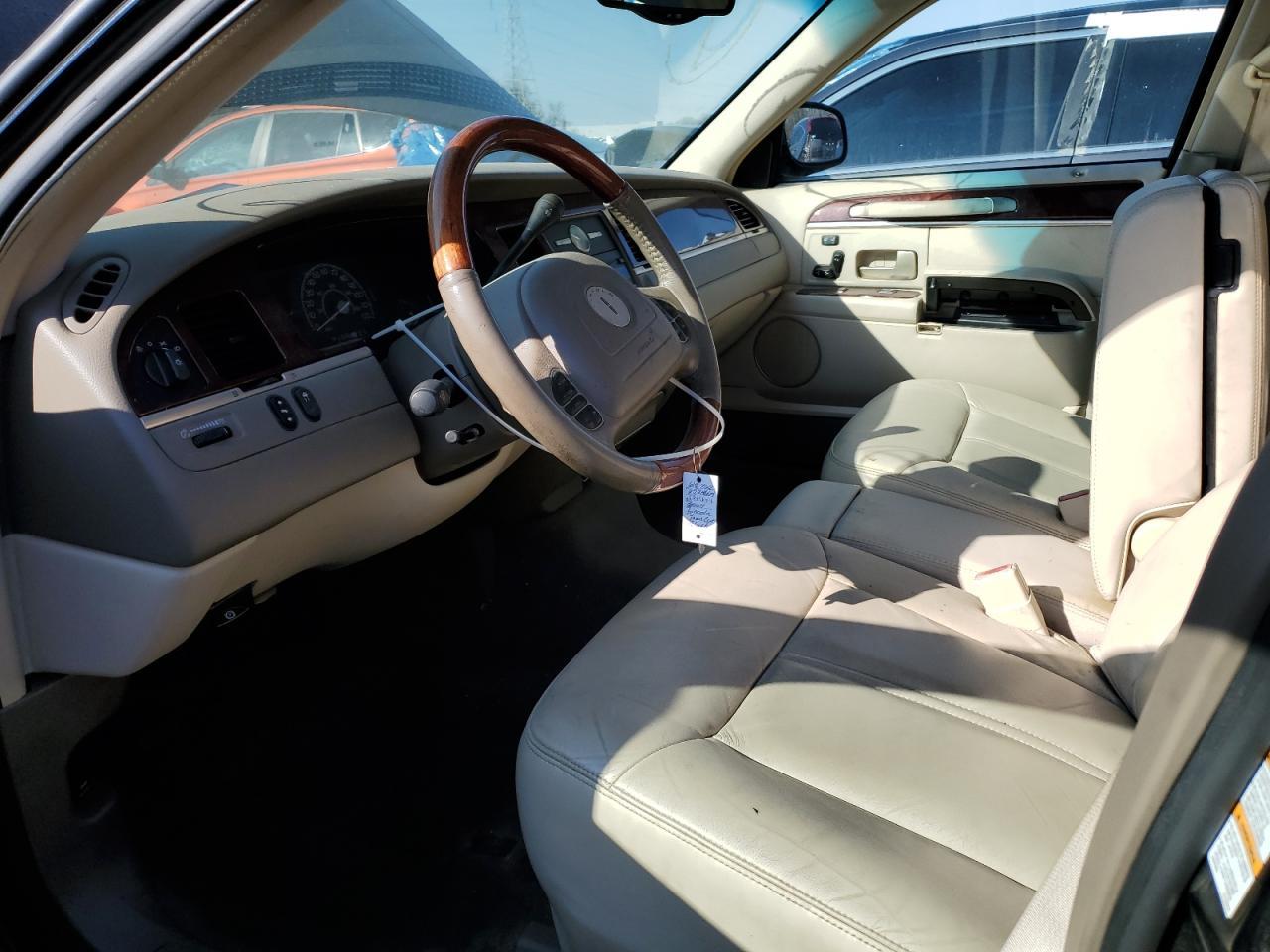 2004 Lincoln Town Car Ultimate - Image 7