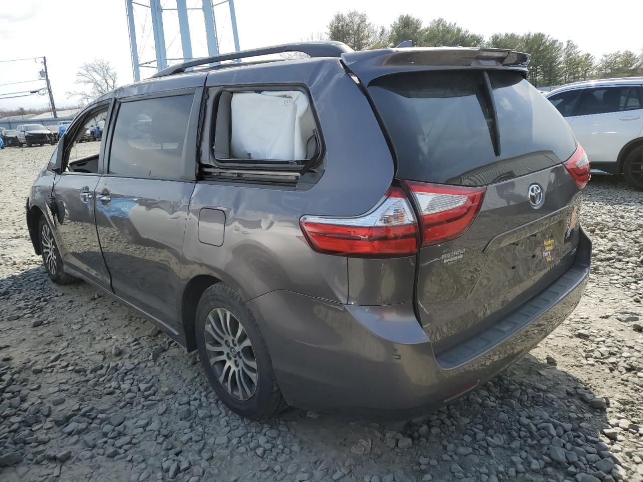2019 Toyota Sienna Xle - Image 2