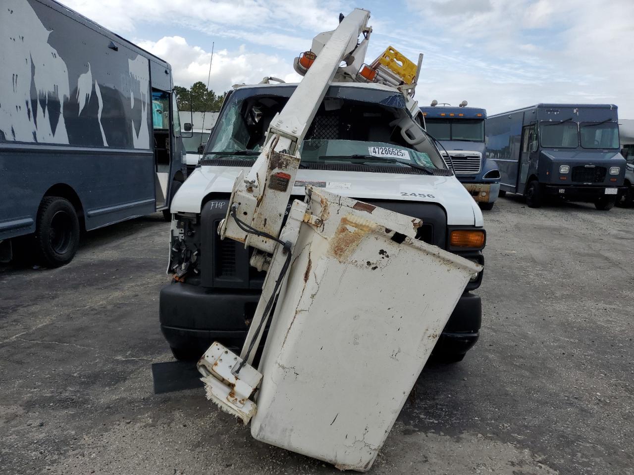 2010 Ford Econoline E350 Super Duty Van - Фото 5