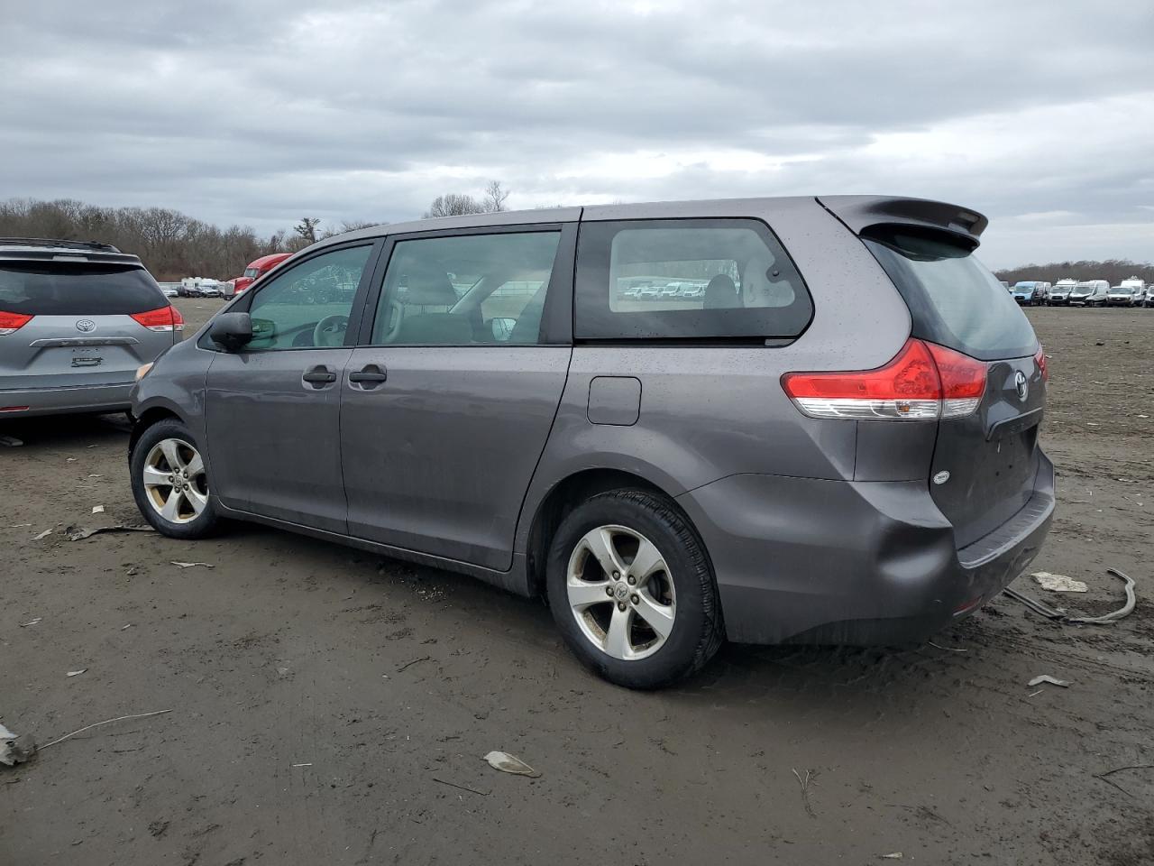 2011 Toyota Sienna - Фото 2