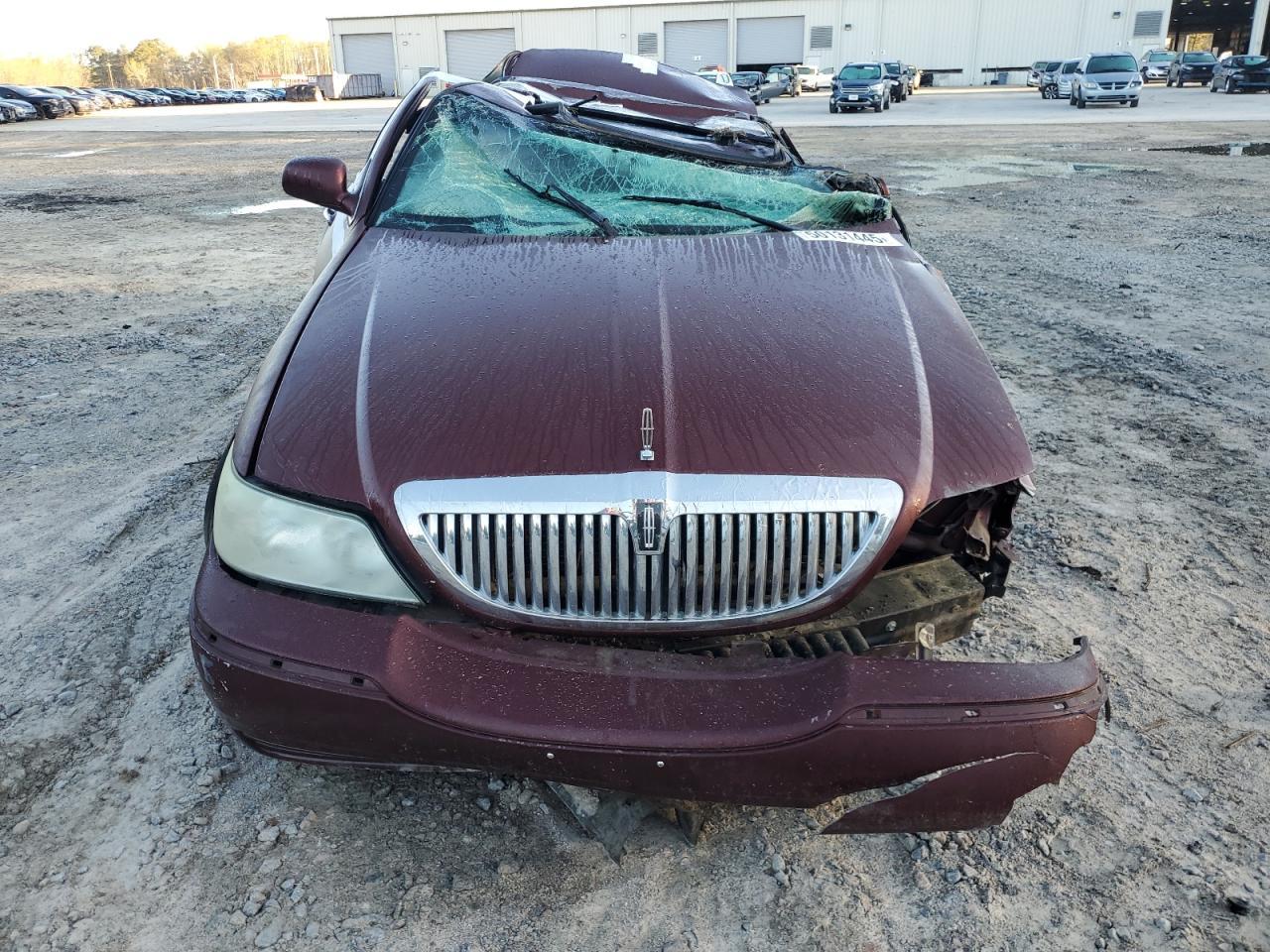 2003 Lincoln Town Car Signature - Image 5