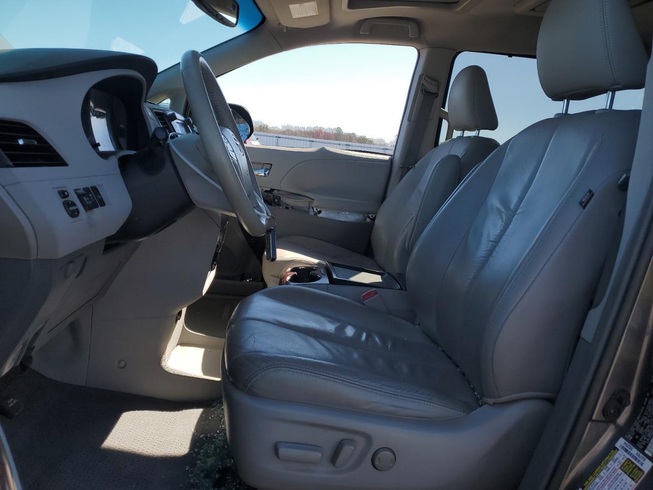2011 Toyota Sienna Xle - Image 7
