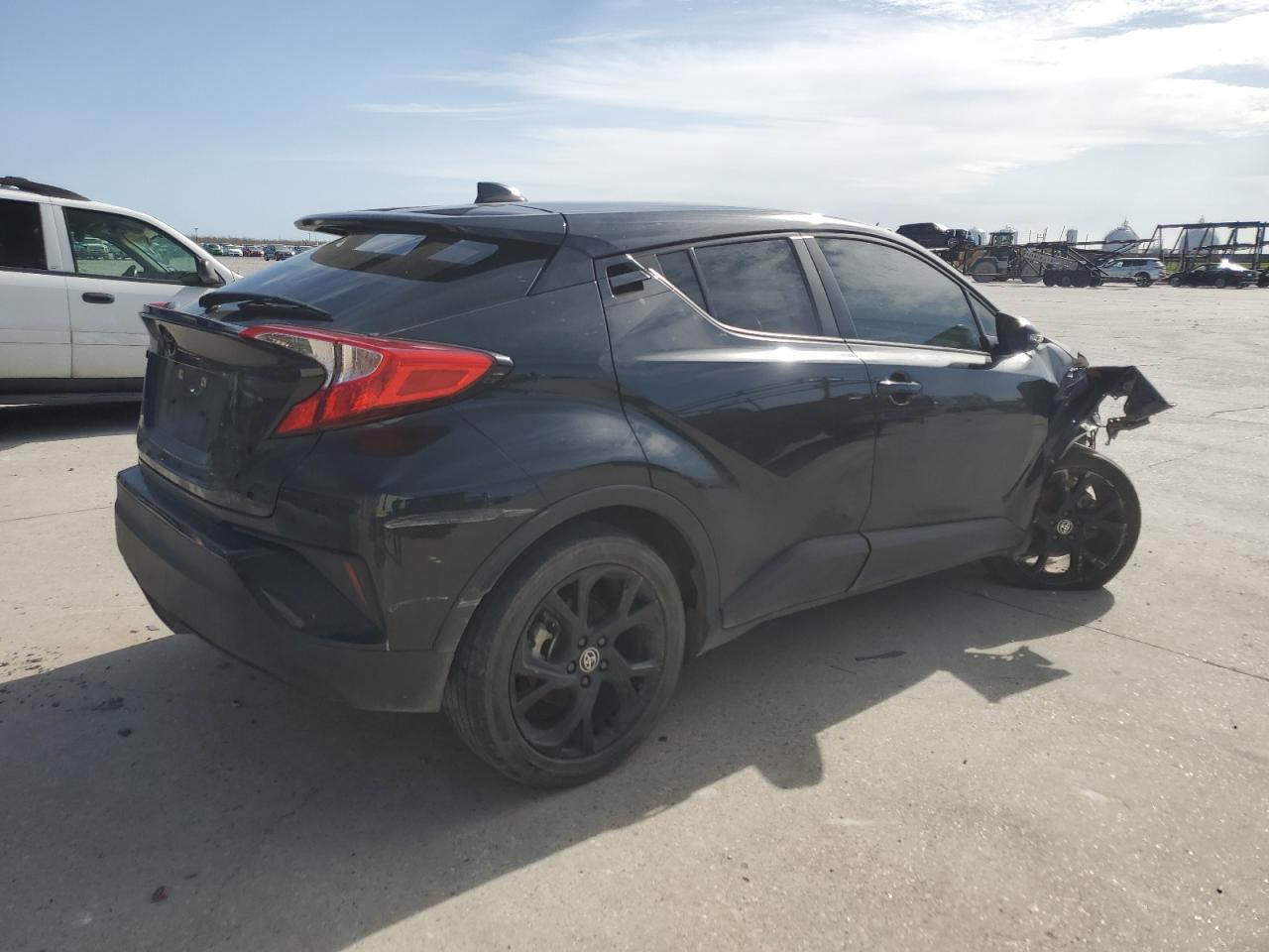 2022 Toyota C-Hr Xle - Image 3