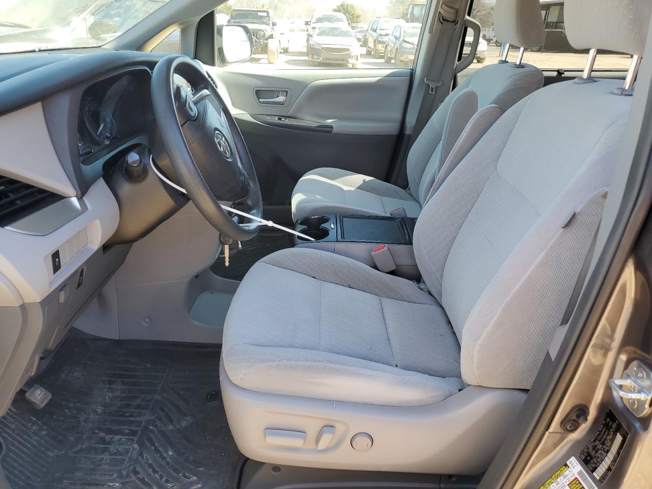 2018 Toyota Sienna Le - Image 7