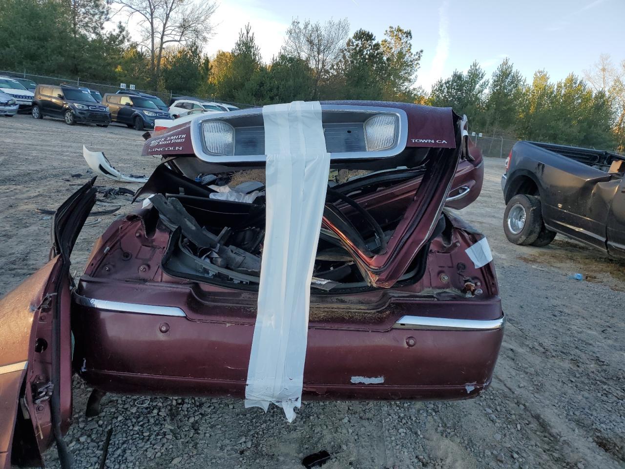 2003 Lincoln Town Car Signature - Image 6