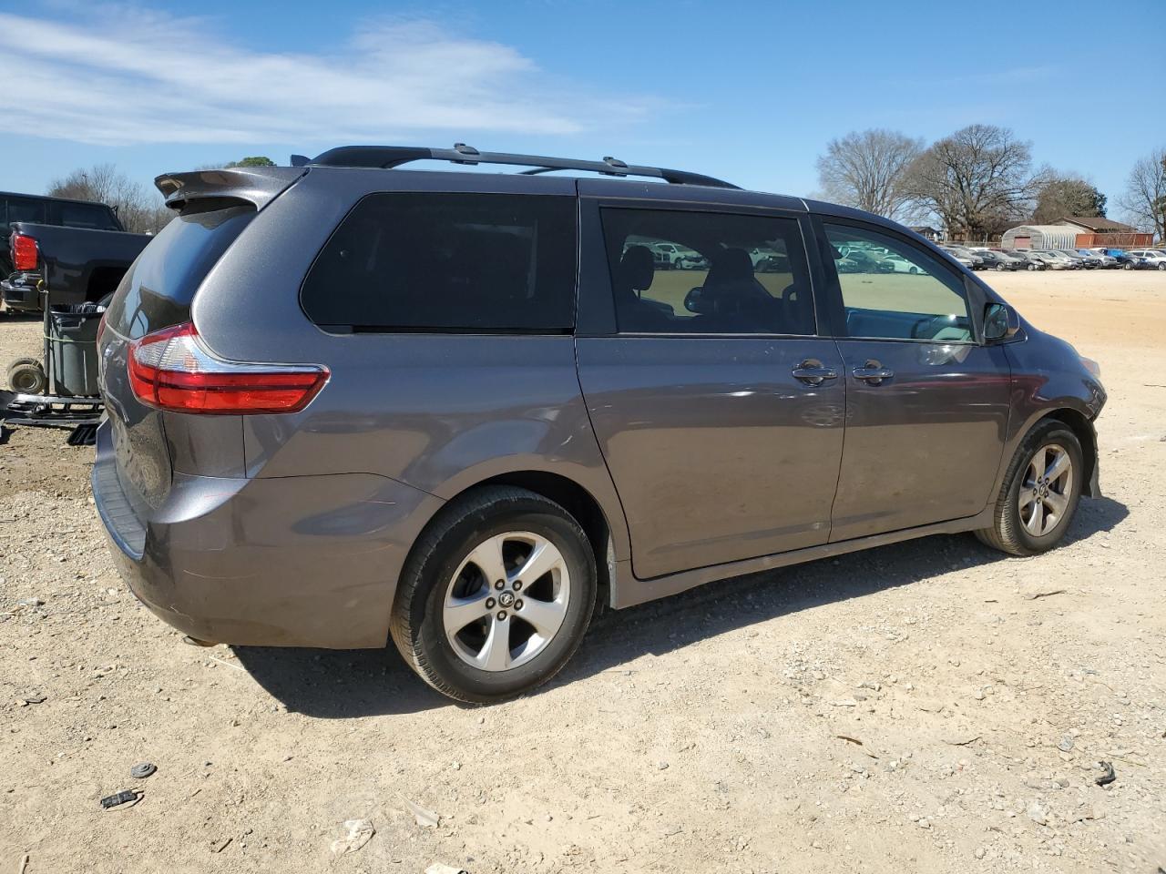 2018 Toyota Sienna Le - Image 3