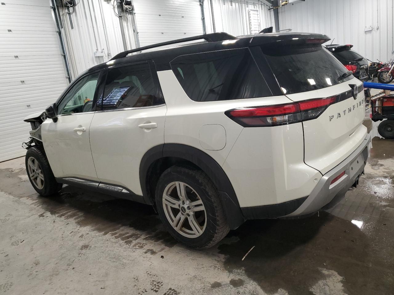 2022 Nissan Pathfinder Platinum - Image 2