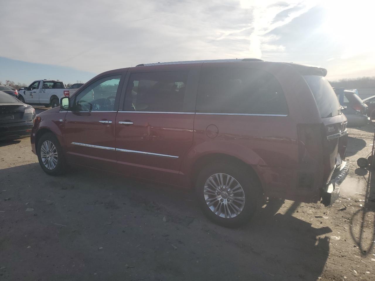 2014 Chrysler Town & Country Touring L - Фото 2