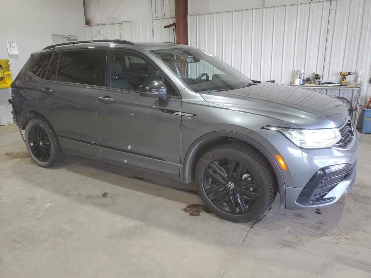 2022 Volkswagen Tiguan Se R-Line Black - Image 4