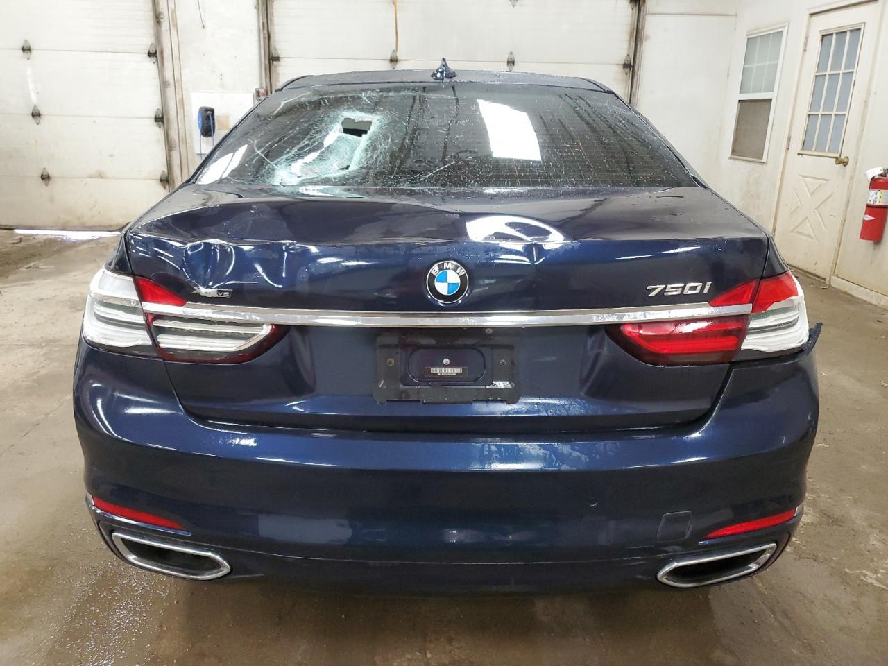 2018 BMW 750 Xi - Фото 6