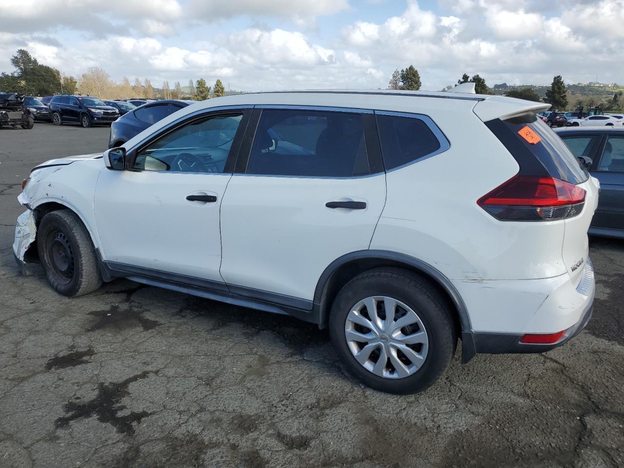 2018 Nissan Rogue S - Фото 2
