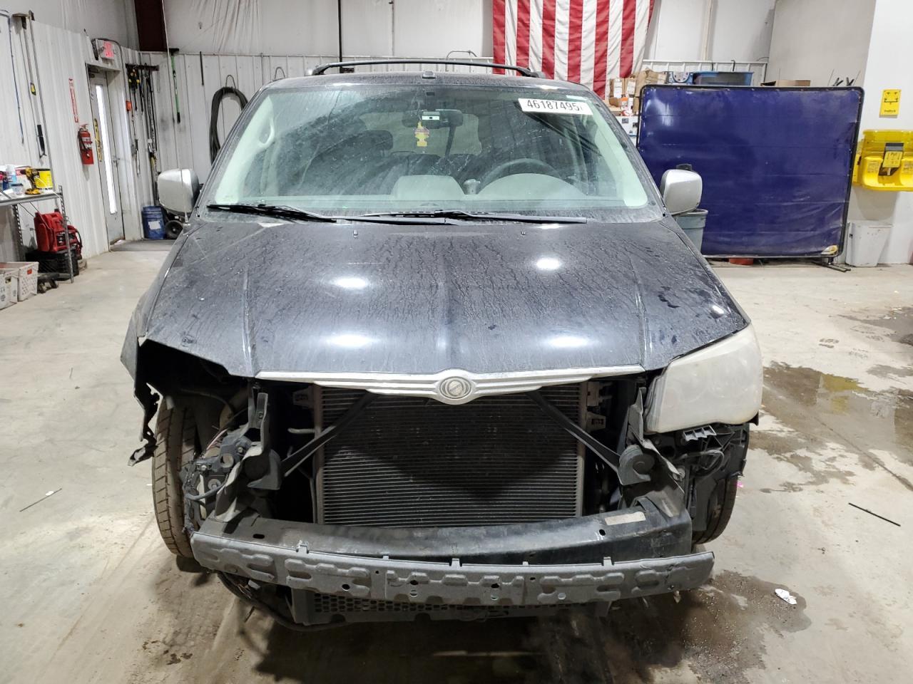 2010 Chrysler Town & Country Touring - Фото 5